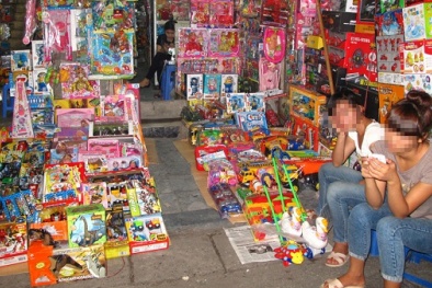 Mối nguy hiểm 'đeo bám' từ đồ chơi trẻ em nhập lậu
